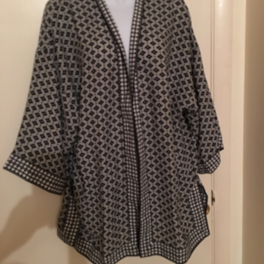 Open front and slits both side by Max Studio beach top